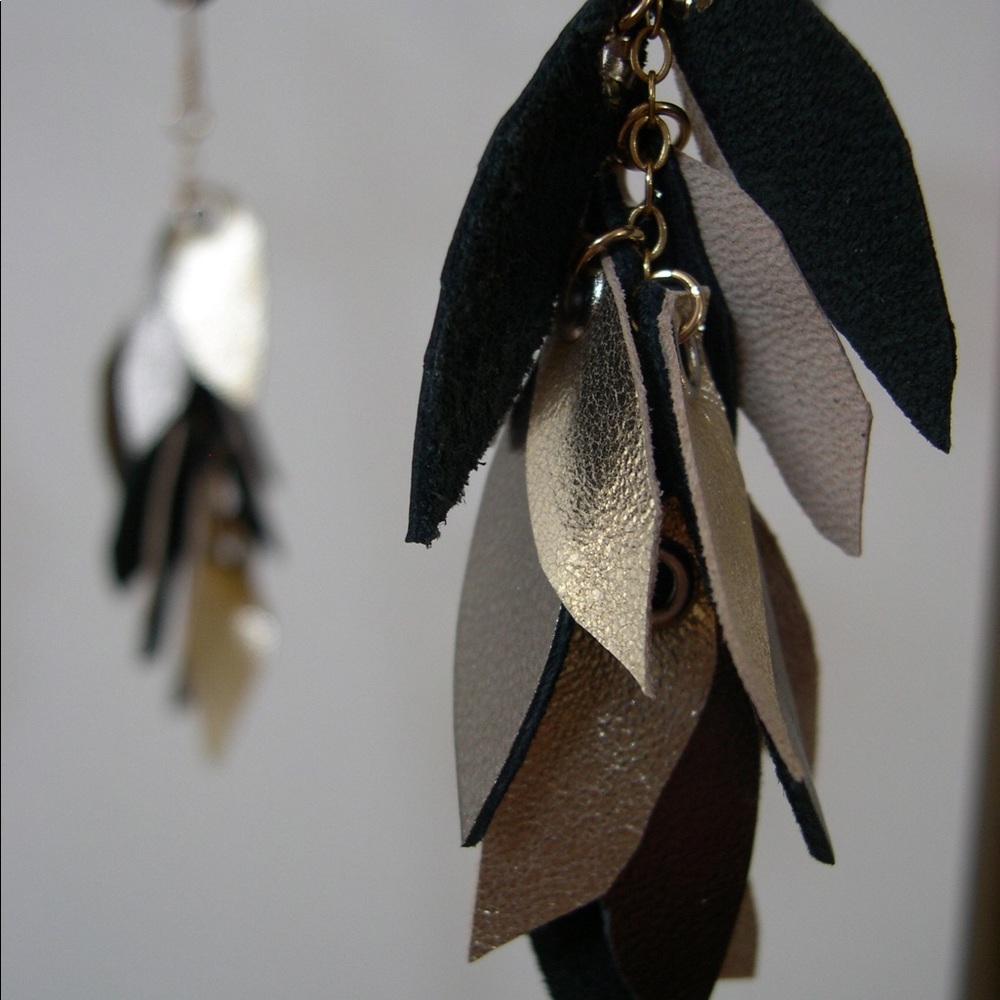 NWT Handmade Leather Feather Earrings blk and Gold